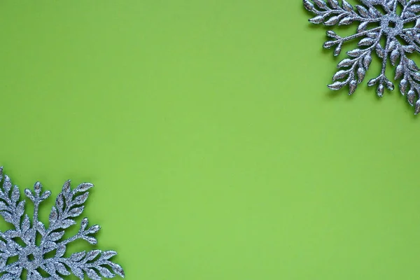 Jul Bakgrund Med Snöflingor Grön Bakgrund Läggs Två Silverblå Snöflingor — Stockfoto