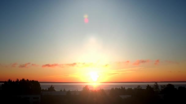 黄橙色の夜明けと夏の日の出 日の出と地平線の上に太陽のディスクの上昇 太陽が昇る 雲の青い空をクリアするための方法を与える 時間経過4K リフティング 太陽の輝き Galo Halo — ストック動画