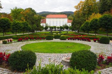 Banja Koviljaca, Sırbistan, Guchevo, Loznica, 30 Eylül 2022. Sülfür ve demir mineral sularıyla rehabilitasyon merkezi. Yürümek için park yolları. Bahçe ve turizm sektörü Banja Koviljacha.
