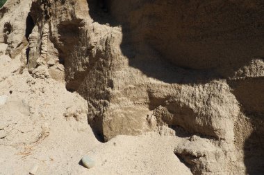 Kum Taşı, herhangi bir mineral madde, çimento ve kum tanecikleri ile birbirine bağlanmış homojen veya katmanlı bir kum tanesidir. Taş ocağı doğal sarı kum duvarı