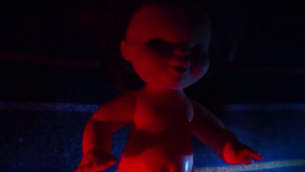 Gruselige Puppe Dunkeln Mit Rotem Und Blauem Licht Das Thema — Stockvideo