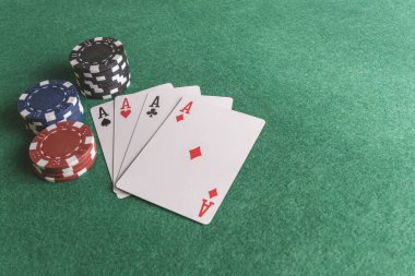 Poker kartları, fişler, kumar masasında zarlar. Kumarhane kavramı. Siyah vale