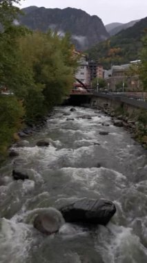 Dağ nehrinden akan su