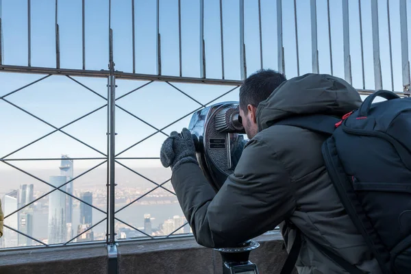 Empire State Binası 'ndan, teleskopla Manhattan' a benzeyen bir çocuğun yakın çekimi.