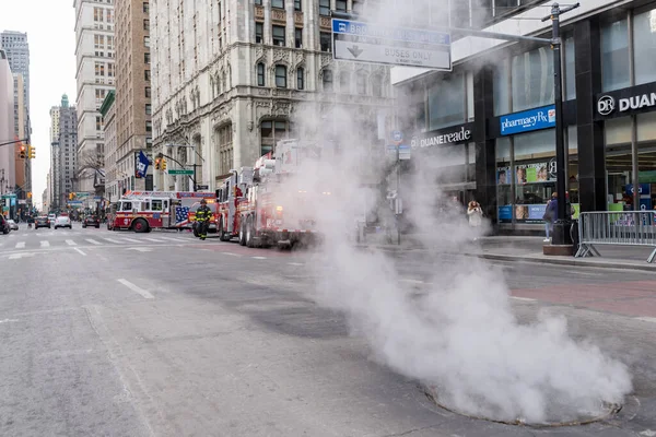 New York itfaiye aracı rögar kapağından duman çıkıyor.