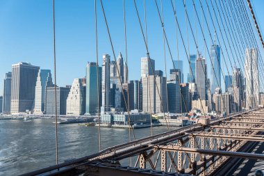brooklyn köprüsü ve aşağı manhattan ise gün batımı