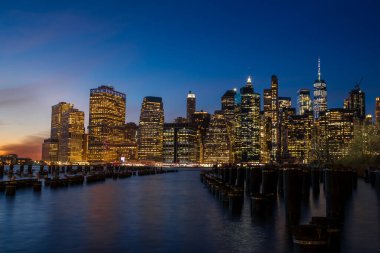 Brooklyn, New York 'tan gün batımında New York City Skyline