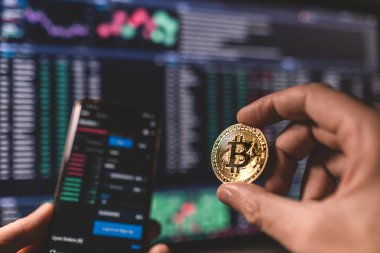 Bitcoin ve kripto döviz borsası. Teknoloji ve iş finansmanı ve Dijital varlıklara yatırım. Kripto para birimi şemasının finansal verileri analiz ediliyor.