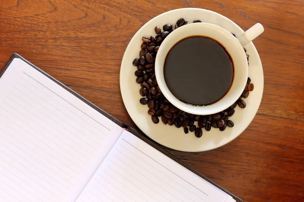 Xícara de café com livro de notas — Fotografia de Stock