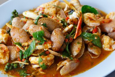 Kızarmış baharatlı ilave edin