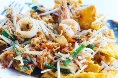 Pad Tay karıştırın noodle üzerinde beyaz yemek Tayland kızarmış