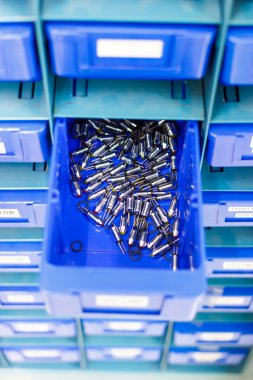 Mavi çekmece tutma donanımları için