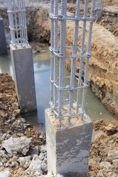 Cement pijler in construct site — Stockfoto