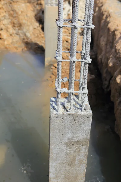 Pilar de cemento en el sitio de construcción — Foto de Stock