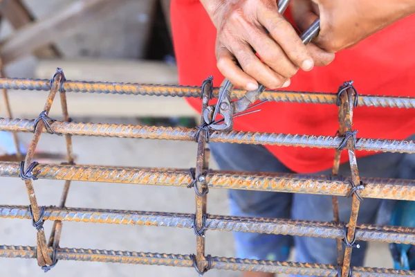 Pracovník ohýbání oceli pro stavební práce — Stock fotografie