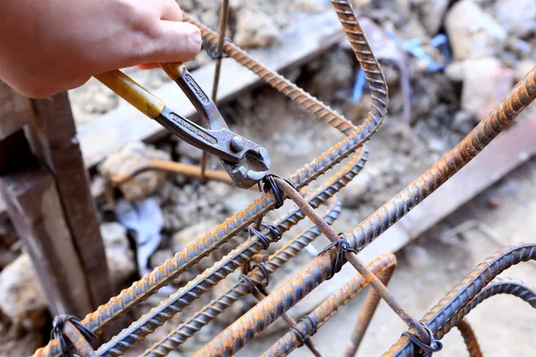 Arbetstagaren böjer stål för konstruktion jobb — Stockfoto