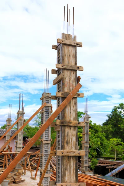 Byggnad cement pelare för hemmet konstruktion — Stockfoto
