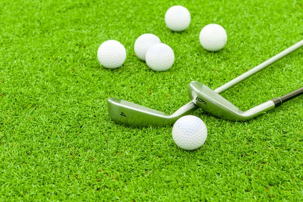 Pelota de golf en tee delante del campo verde del conductor —  Fotos de Stock