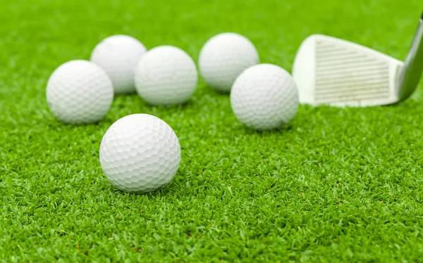 М'яч для гольфу на трійнику перед зеленим курсом водія — стокове фото