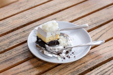 Beyaz tabak içinde çikolatalı kek