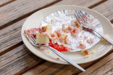 tablo üzerinde beyaz tabak Çilekli pasta