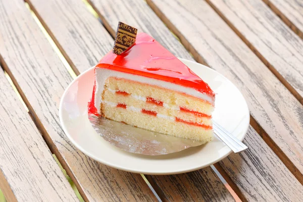 Tablo üzerinde beyaz tabak Çilekli pasta — Stok fotoğraf