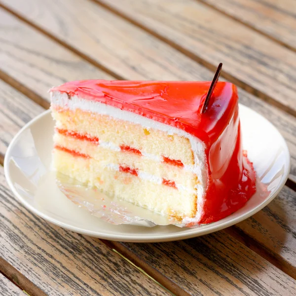 Gâteau aux fraises dans un plat blanc sur la table — Photo