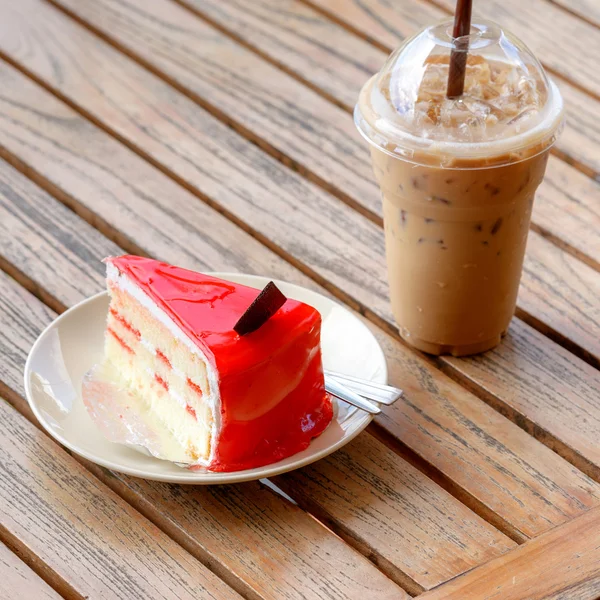 Tarta de fresa y taza de café en la mesa — Foto de Stock