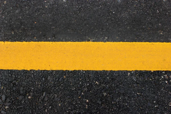 Žlutá čára na textuře silnice — Stock fotografie