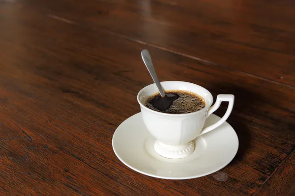 Kaffeetasse mit auf Grunge-Holz — Stockfoto