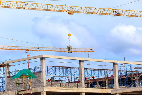 Grúa trabajando en la construcción en el cielo azul —  Fotos de Stock