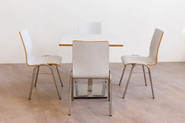 Juego de mesa y silla blanca — Foto de Stock