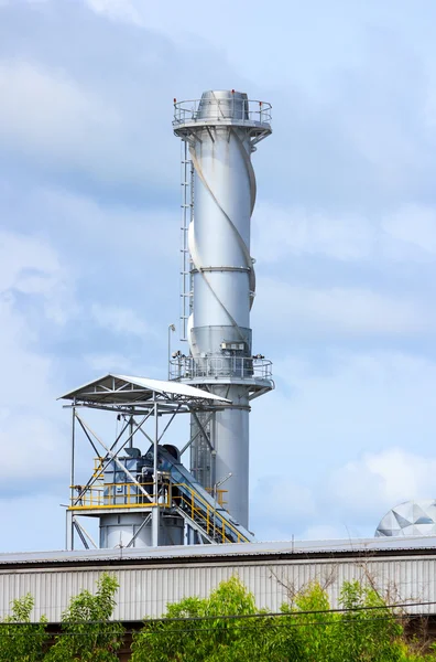 Fábrica planta contra o céu azul — Fotografia de Stock