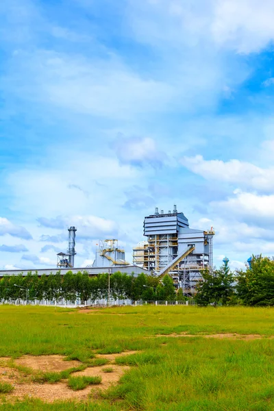 Usine usine contre ciel bleu — Photo