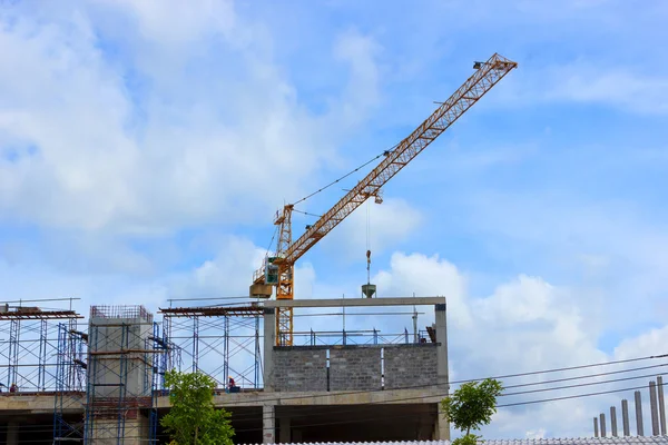 Crane working in construction on blue sky — Stock Photo, Image