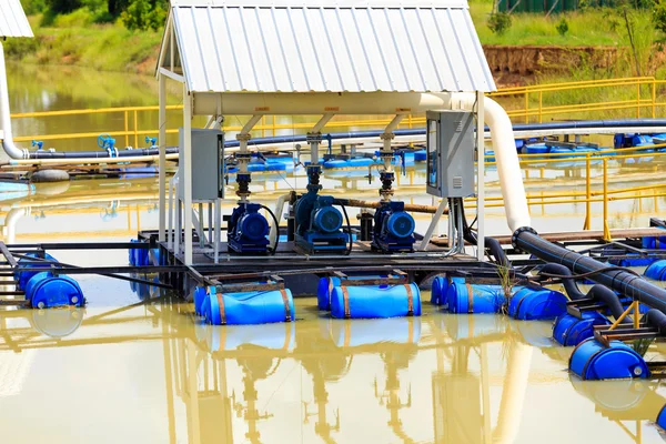 Bomba de agua en río — Foto de Stock