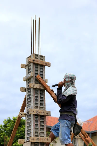 Práce stavební cement pilíře pro výstavbu domů — Stock fotografie
