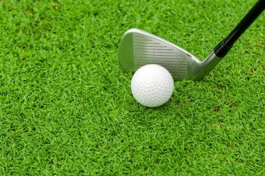 Yeşil kursu sürücü önünde tee Golf topu