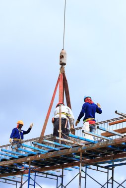 emek inşaat sitesinde çalışıyor