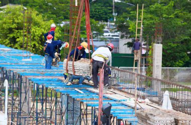 emek inşaat sitesinde çalışıyor
