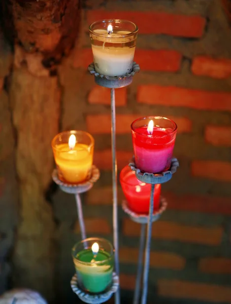 Красочные свечи в стакане — стоковое фото