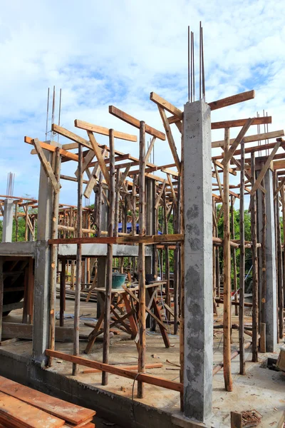 Zestaw z drewna sosnowego drewna do budowy nowego domu — Zdjęcie stockowe