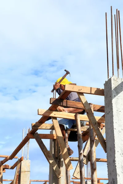 Arbete förbereda trä virke för nya hus byggnad — Stockfoto