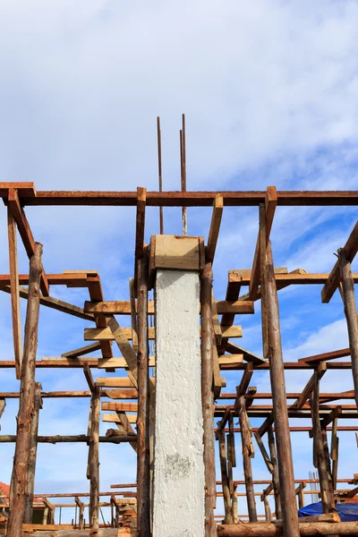 Yeni ev inşaatı için ahşap çam kereste kümesi — Stok fotoğraf