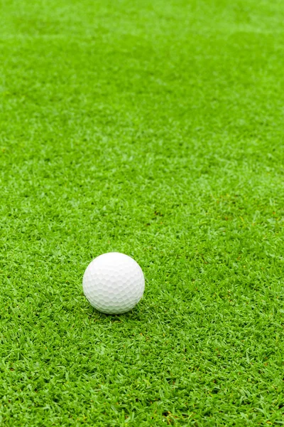 Balle de golf sur terrain vert — Photo