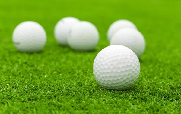 Golfball auf grünem Platz — Stockfoto