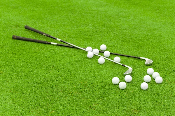 Pelota de golf en tee delante del conductor en el campo verde —  Fotos de Stock
