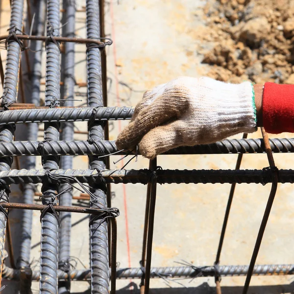 Aço de dobra do trabalhador para o trabalho de construção — Fotografia de Stock