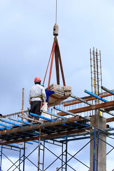 Emek inşaat sitesinde çalışıyor — Stok fotoğraf