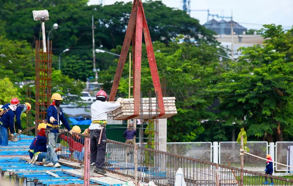 Mano de obra que trabaja en obra — Foto de Stock